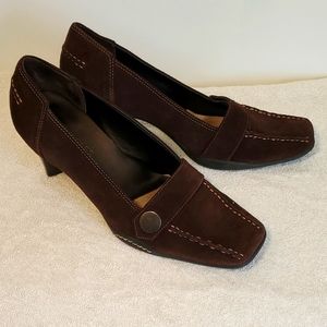 Vintage brown suede pumps 9M
